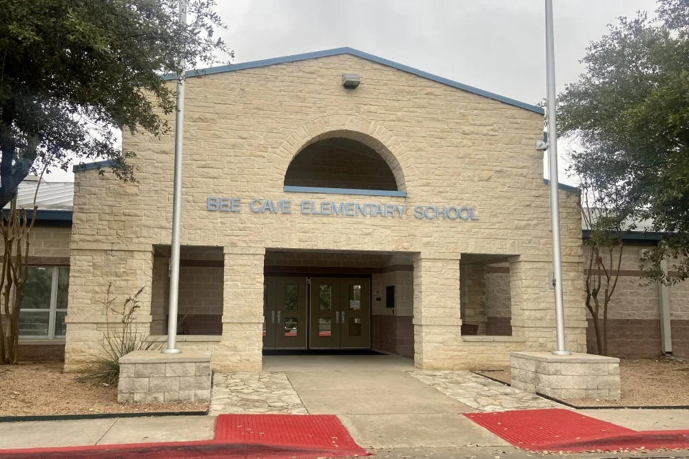 Image of the front of Bee Cave Elementary School.